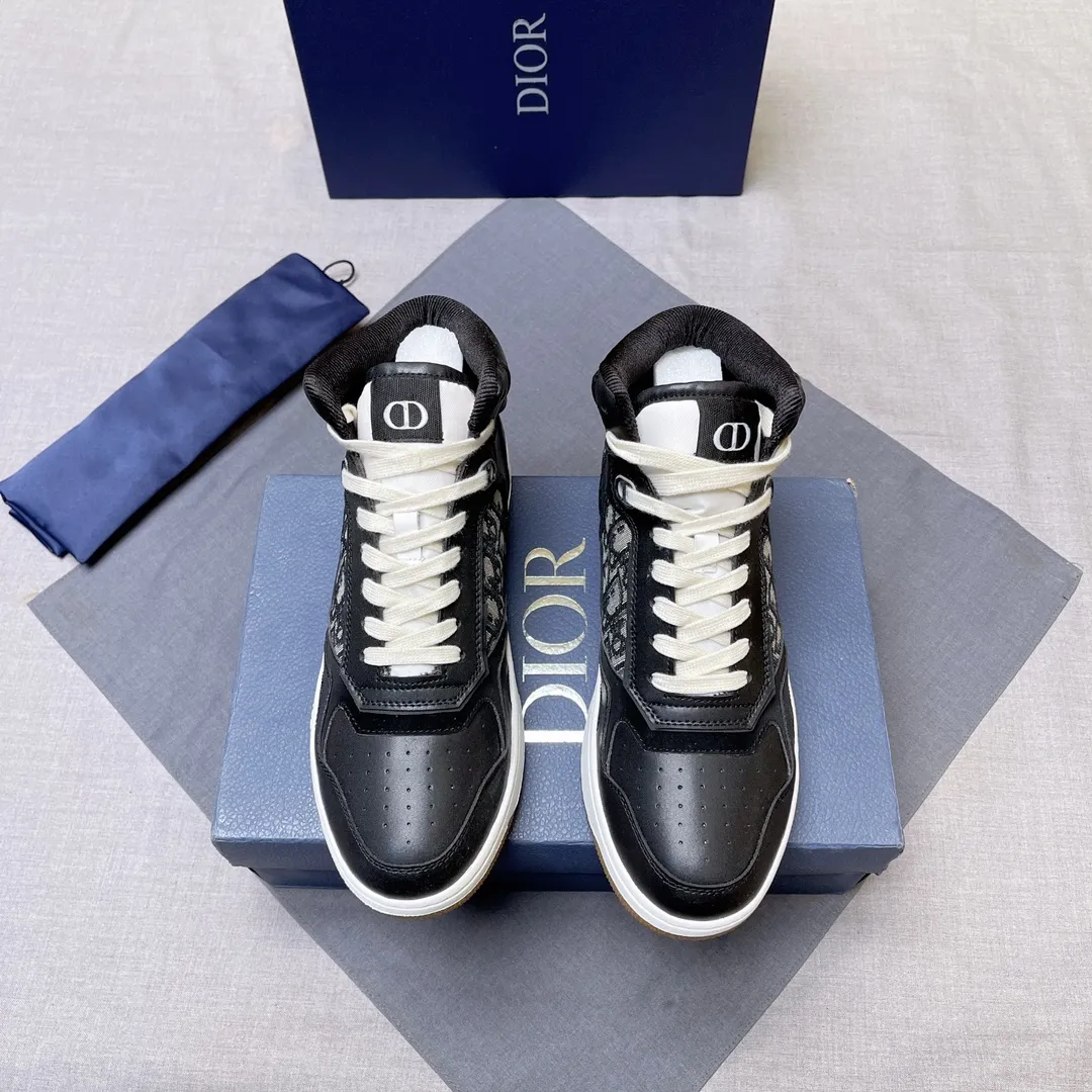 p440 "Dio*" mid-top B27 casual sneakers. This B27 high-top sneaker is a new product in the series and continues Di*r's classic style. Crafted from gray and white smooth calf leather with beige and black Oblique print panels on the sides. The "CD Icon" shaped shoelace eyelets are clever and delicate, and the two-color rubber sole, rear collar and heel are all equipped with the brand's iconic details to enhance the style. Oblique printed straps at the ankle allow for an adjustable fit to complement the overall design. Fashionable and versatile, it can complement any look. Create an exquisite design with unique dynamic vitality and modern atmosphere, presented in low-top and high-top styles. This new must-have shoe adds a new dimension to Dior's archive heritage, embodying modern elegance. Purchase the original version and make it 1:1. If you need top quality, please come to me! Male 38-44! No. 067